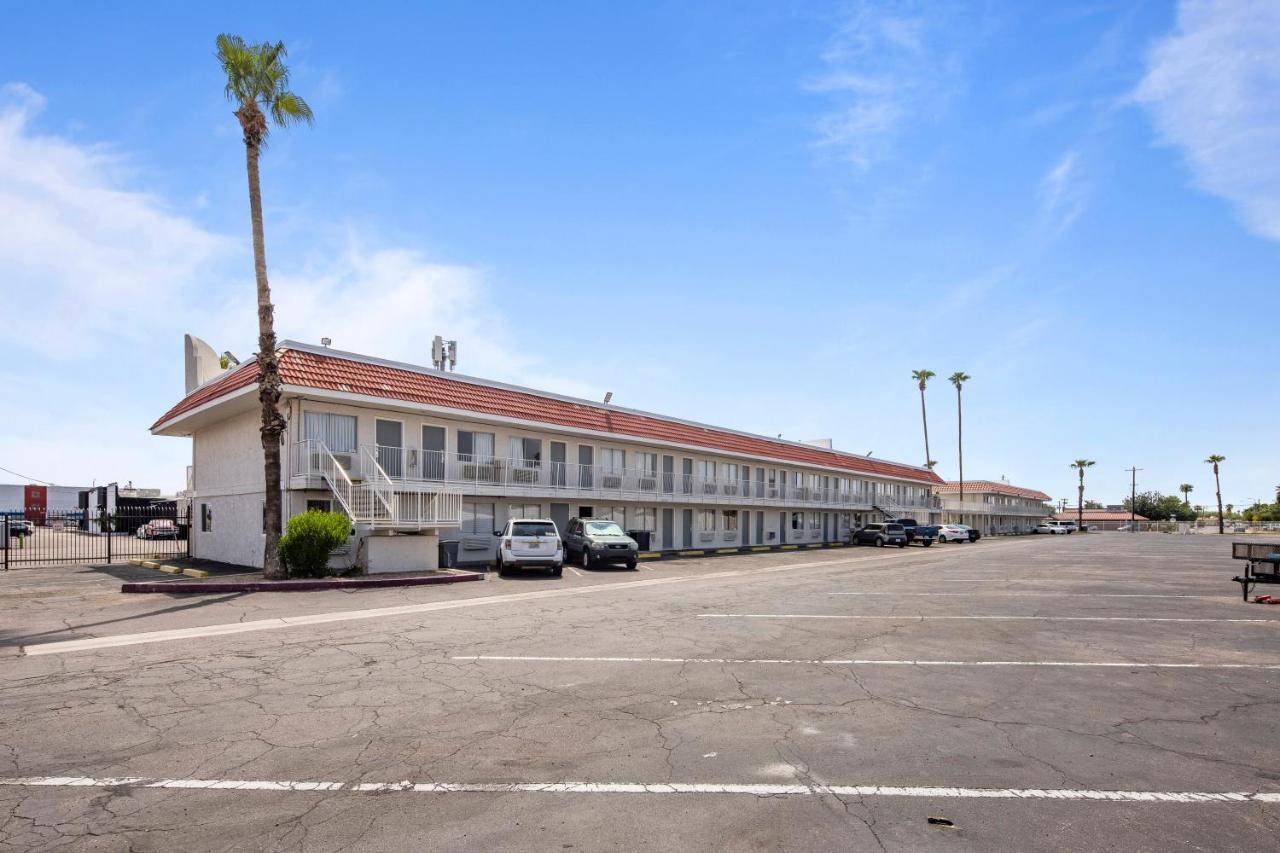Super 8 By Wyndham Phoenix West מראה חיצוני תמונה